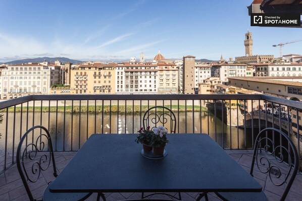 Outdoor dining - Magical terrace on the Ponte Vecchio (Firenze)