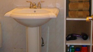 Hair dryer, towels, soap, shampoo - Close to Times Square! (New York)