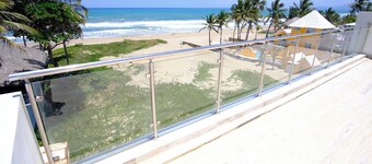 Great Oceanfront Condo with Private Pool on Beach
