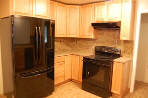 Kjøleskap, mikrobølgeovn, ovn og kokeplater