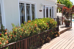 Terrace/patio - 2 Luxurious, Modern 1 bed Suites with Stunning Ocean/Marina Views@amazing prices (Rodey Heights)