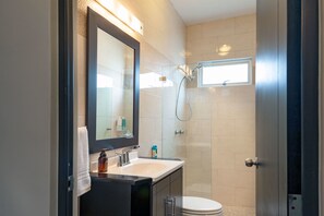 Ducha, cabezal de ducha con hidromasaje, artículos de tocador gratuitos