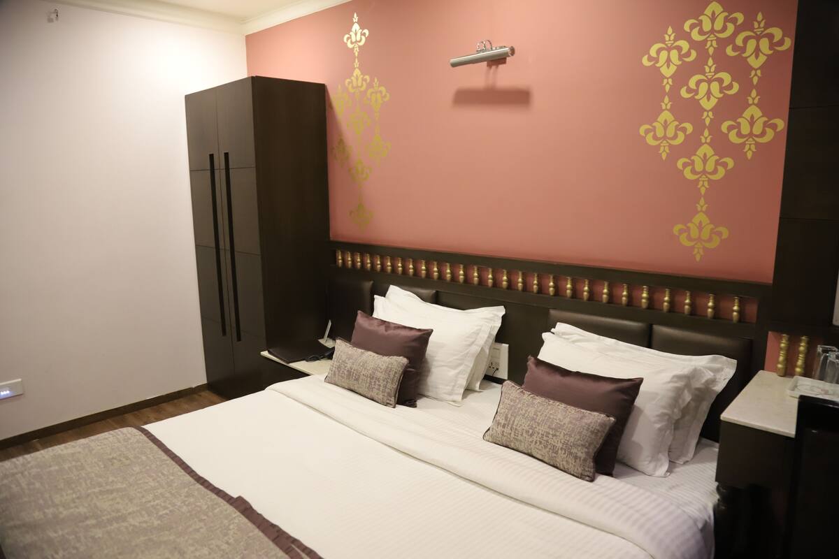 Luxury Double Room, 1 Double Bed, Non Smoking, City View | 1 bedroom, in-room safe, desk, blackout drapes