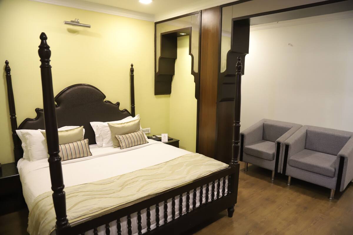 Suite, 1 Double Bed | 1 bedroom, in-room safe, desk, blackout drapes
