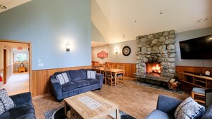 Smart-tv, een open haard, een dvd-speler en een stereo