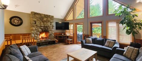 スマートテレビ、暖炉、DVD プレーヤー、ステレオ