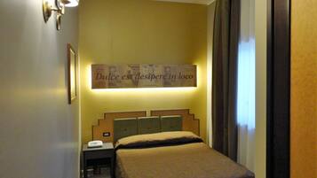 Doppia uso singolo | Minibar, una scrivania, tende oscuranti, insonorizzazione