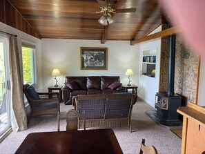 Fernseher, DVD-Player, Bücher