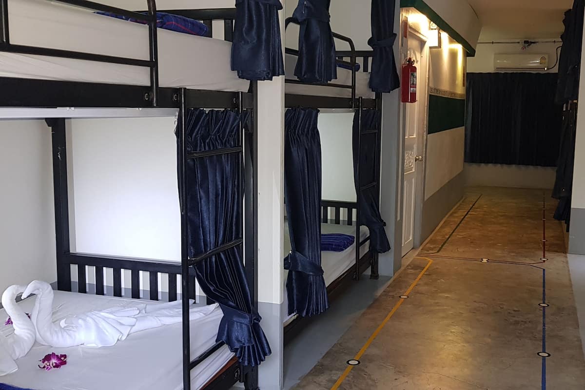 Park Lane | Individually furnished, blackout curtains, free WiFi, bed sheets