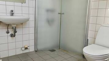 Doppel- oder Zweibettzimmer, Gemeinschaftsbad | Badezimmer | Dusche, Haartrockner, HandtĂŒcher