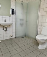 Habitación con 1 cama doble o 2 individuales, baño compartido | Baño | Ducha, secador de pelo y toallas