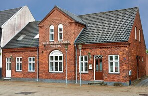 A brick building with a sign reading "GIESTERVEGAARDEN PHONIX." - Bed and Breakfast Phønix (Holstebro)