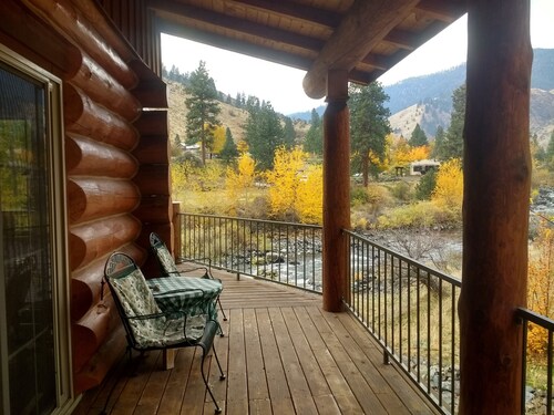 Log cabin for salmon, fishing, hiking, cross-country skiing, 50 minutes to ski