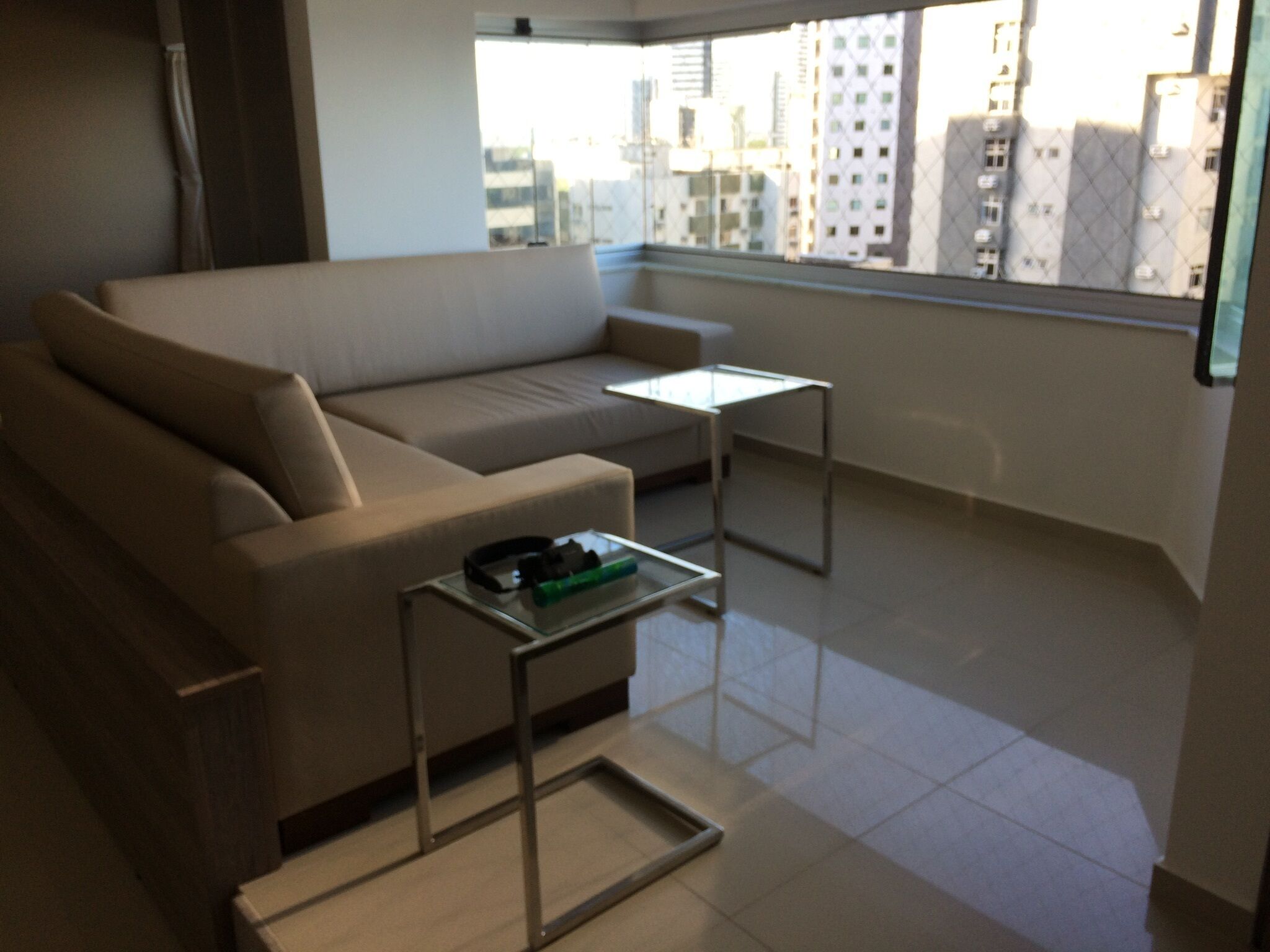 Smart TV, DVD player, livros, biblioteca musical