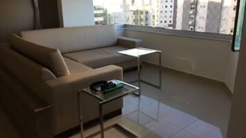 Smart TV, DVD player, livros, biblioteca musical