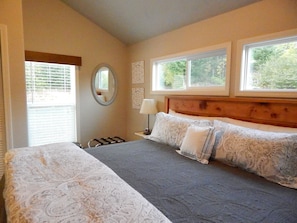1 bedroom, desk, iron/ironing board, free WiFi - Shellrock Cabin with Columbia River View (Stevenson)