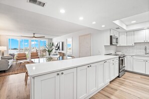 Geladeira, micro-ondas, fogão, cooktop