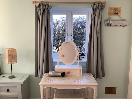 1 habitación, escritorio, wifi gratis y ropa de cama