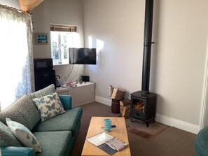 Suite, Gartenblick (Cottage Suite) | Wohnbereich | Flachbildfernseher