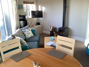 Suite, Gartenblick (Cottage Suite) | Wohnbereich | Flachbildfernseher