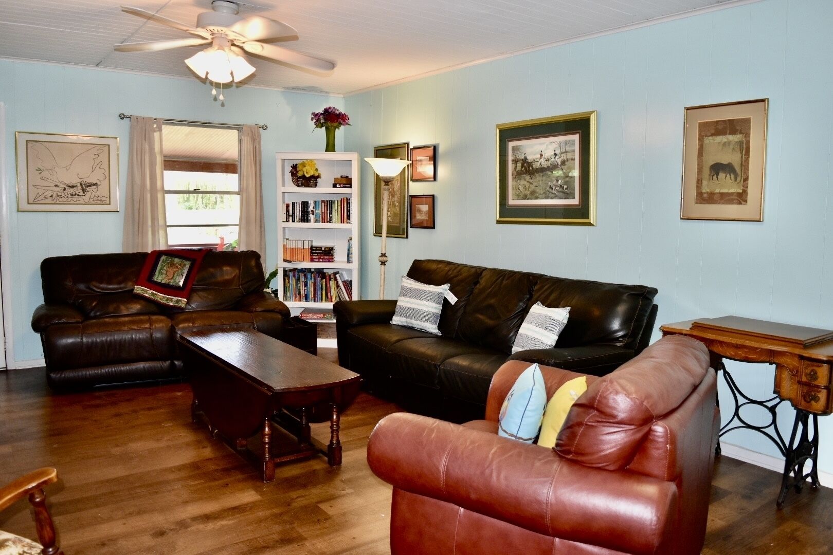 TV connectée, lecteur de DVD, livres, vidéothèque