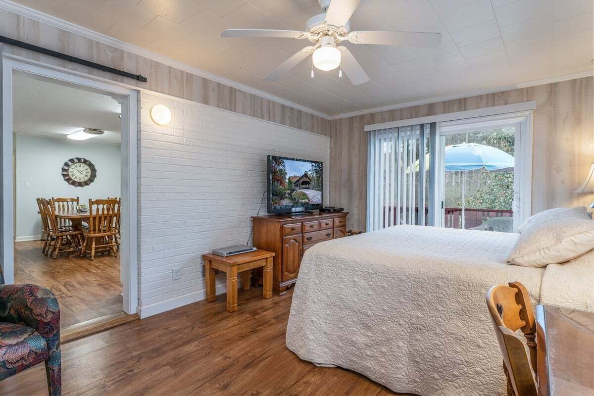 4 bedrooms, desk, iron/ironing board, WiFi