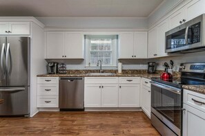 Fridge, microwave, oven, stovetop - On bike path, NEW KITCHEN (Brevard)