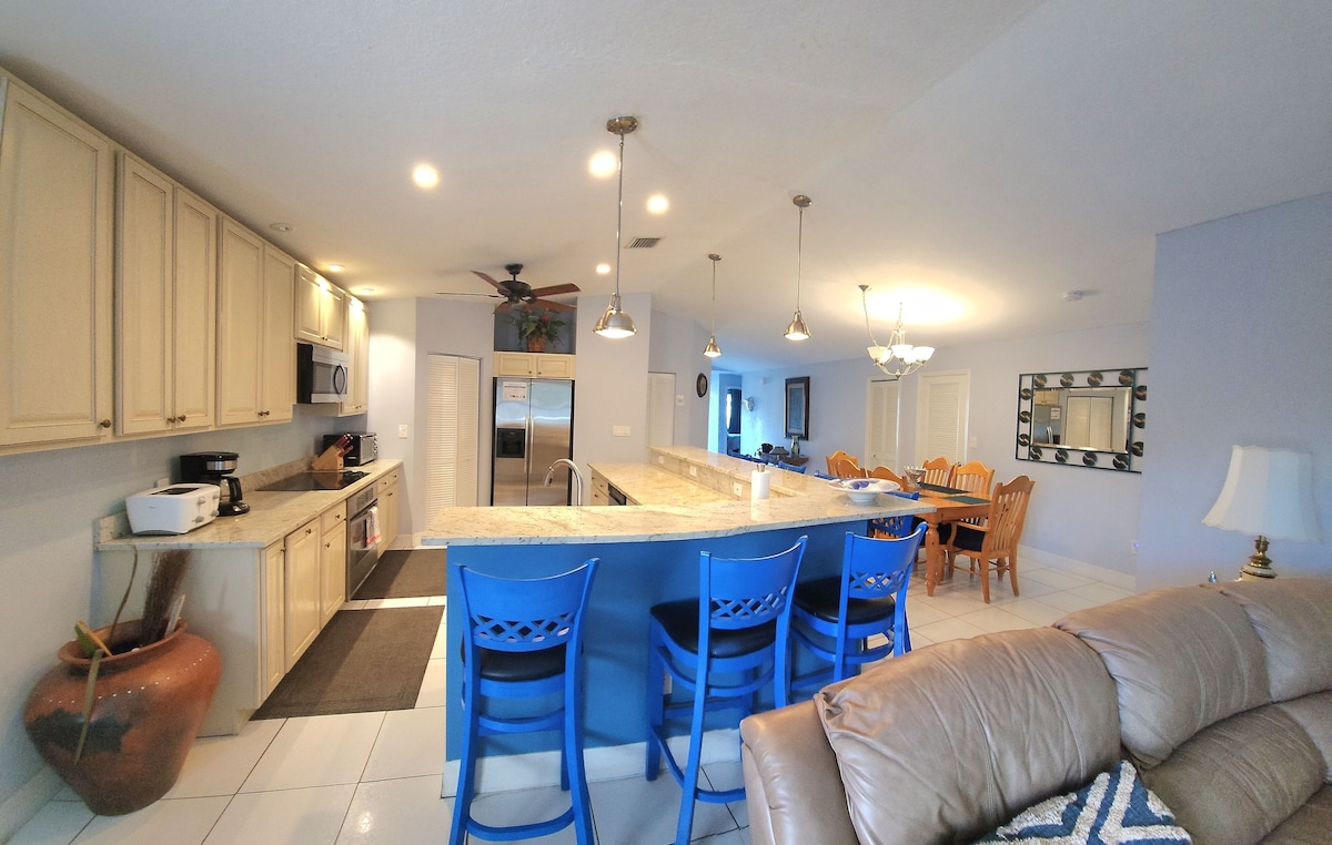 Photo 4 of 4-bedrooms/3 baths with pool, just 3 minutes to Vanderbilt Beach driving