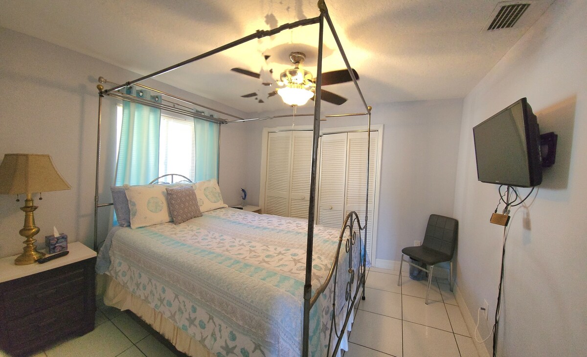 Photo 9 of 4-bedrooms/3 baths with pool, just 3 minutes to Vanderbilt Beach driving