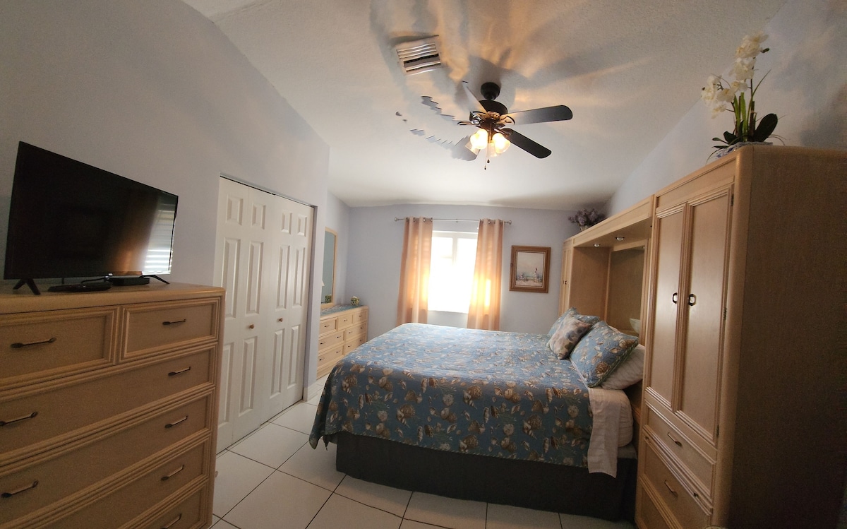 Photo 10 of 4-bedrooms/3 baths with pool, just 3 minutes to Vanderbilt Beach driving