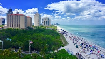 Chaises longues, serviettes de plage