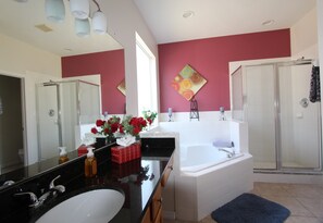 Ensemble douche/baignoire, baignoire à jets, sèche-cheveux
