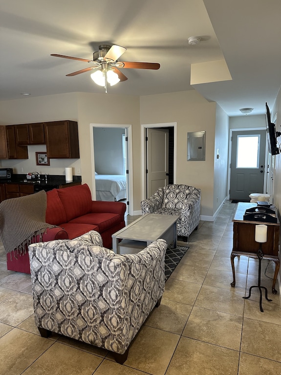 Amazing Value- Spacious Townhouse Unit Walking Distance From Dt Bloomington - Illinois