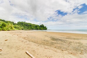 Beach - Penthouse with balcony, private hot tub, full kitchen, great location (Uvita)