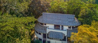 Penthouse with balcony, private hot tub, full kitchen, great location