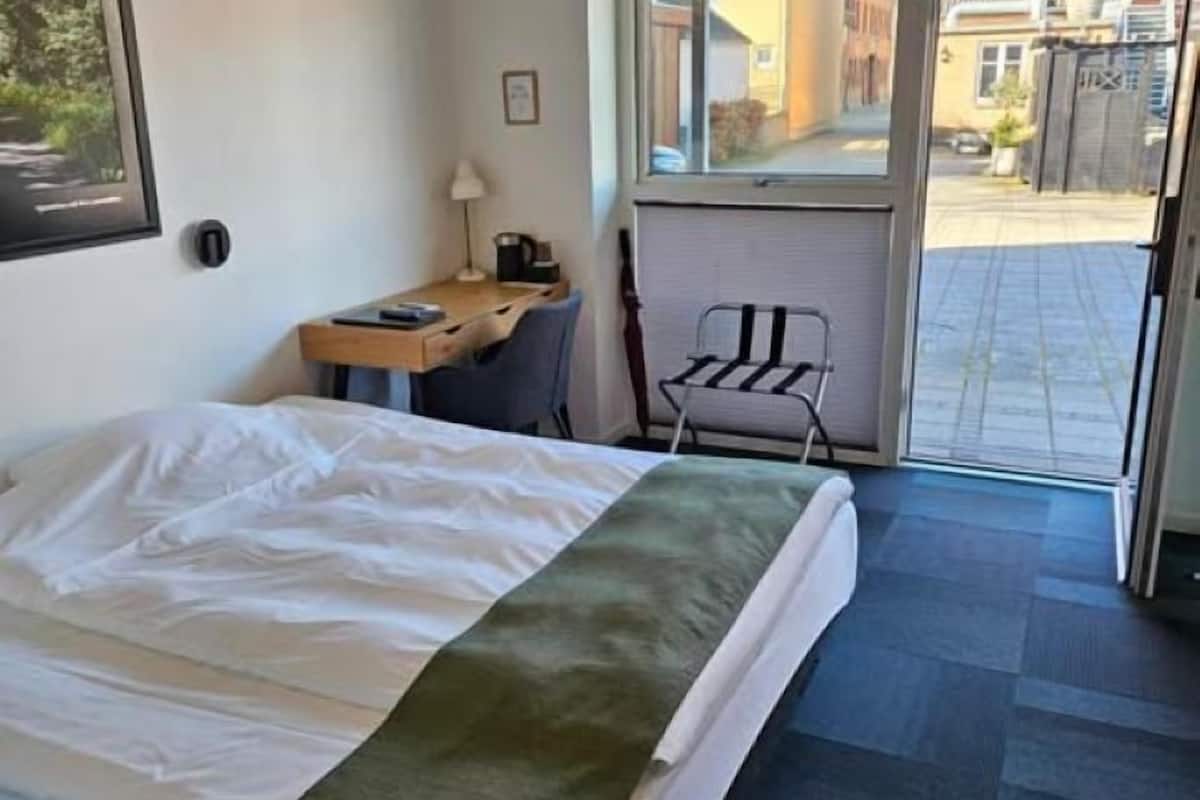 double room | desk, soundproofing, iron/ironing board, free wifi