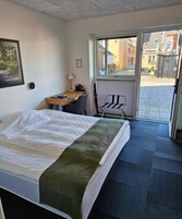 Escritorio, sistema de insonorización y tabla de planchar con plancha 