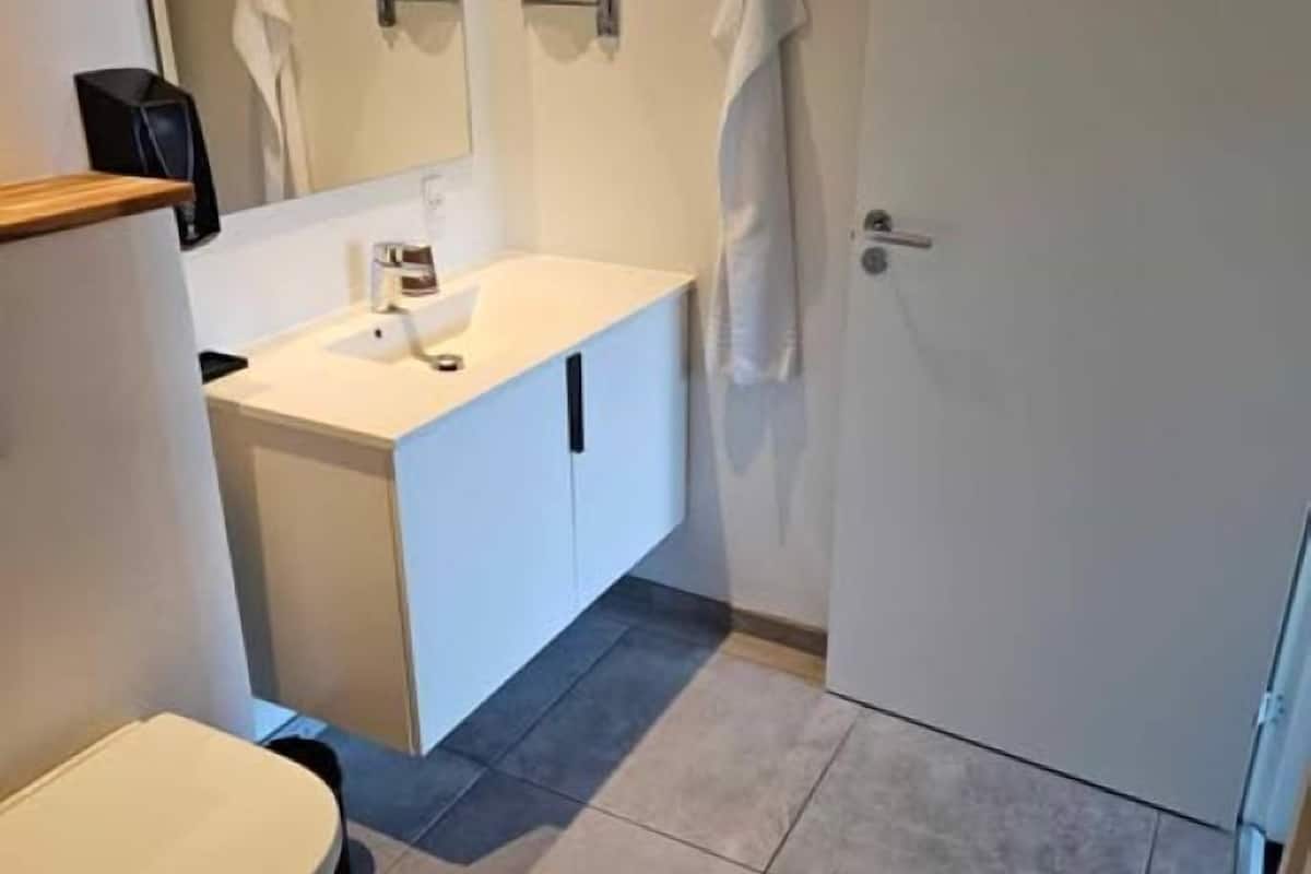 double room | bathroom | shower, free toiletries, hair dryer, towels