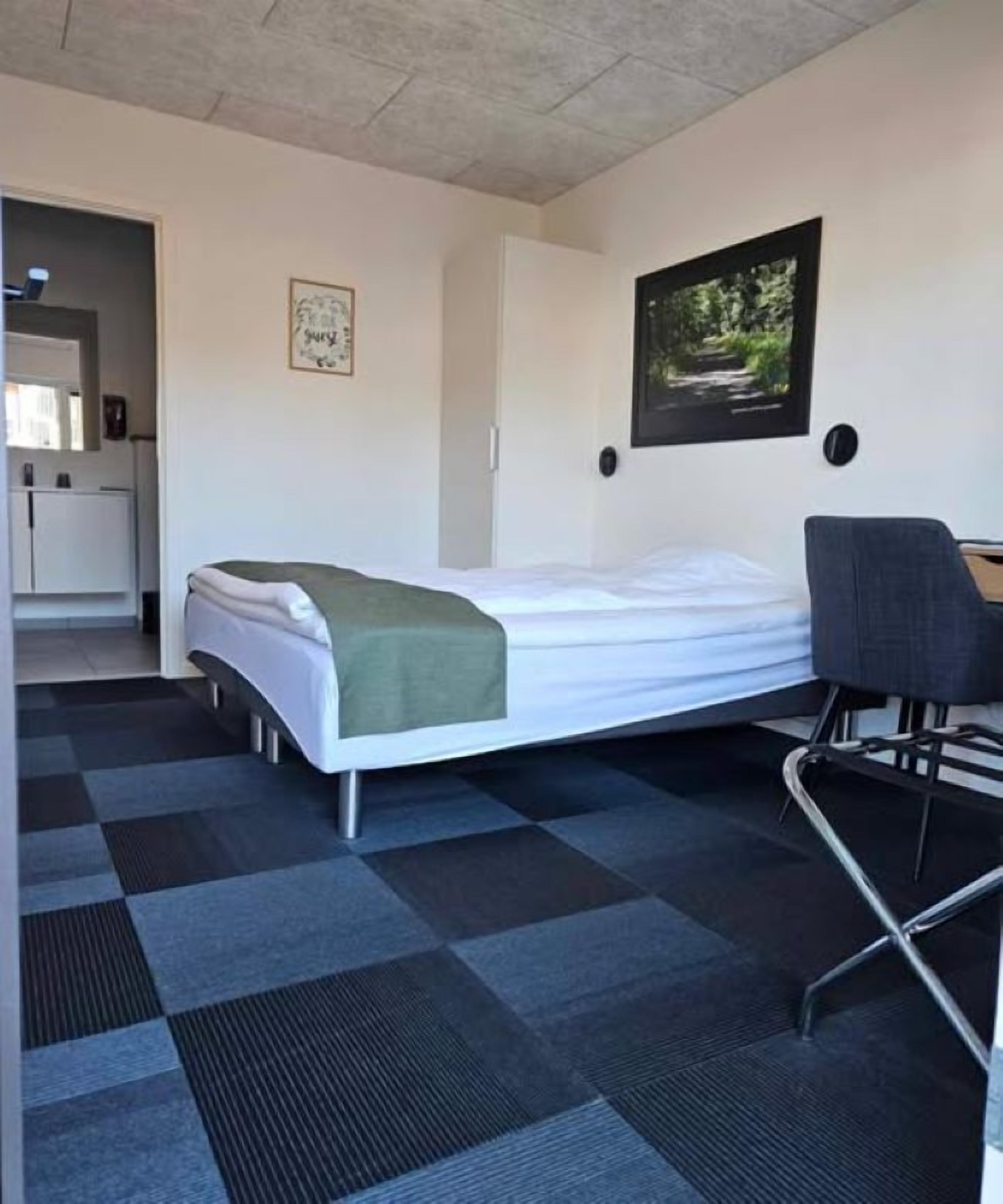 desk, soundproofing, iron/ironing board, free wifi