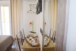 设计双人房, 1 张大床, 无烟房 | 高档床上用品、记忆海绵床垫、办公桌、遮光窗帘