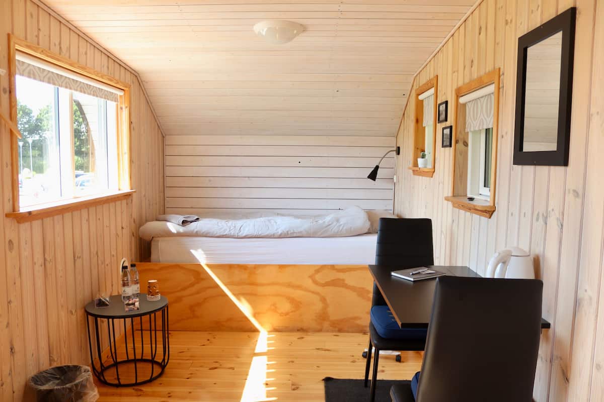 Cabin | Bàn, phòng cách âm, giường gấp/giường phụ (phụ phí)