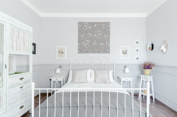 Doppelzimmer, 1 Queen-Bett, Gartenblick | Minibar, schallisolierte Zimmer, Bügeleisen/Bügelbrett, kostenloses WLAN