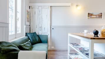 Chambre Double, 1 grand lit, vue jardin | Coin séjour