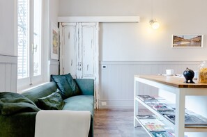 Chambre Double, 1 grand lit, vue jardin | Coin séjour