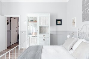 Doppelzimmer, 1 Queen-Bett, Gartenblick | Minibar, schallisolierte Zimmer, Bügeleisen/Bügelbrett, kostenloses WLAN