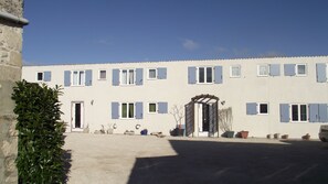 Vista frontal de la propiedad