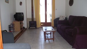 Casa familiar, 3 habitaciones | Sala de estar | Televisión de pantalla plana y reproductor de DVD