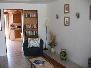 Casa familiar, 3 habitaciones | Sala de estar | Televisión de pantalla plana y reproductor de DVD