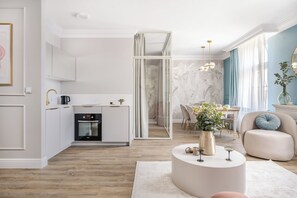 Exclusive Apartment, Balcony (Miami Beach) | Living room | Smart TV - District17 by StayLab (Kraków)