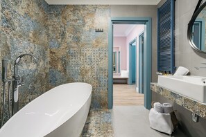 Exclusive Apartment, Balcony (Miami Beach) | Bathroom | Bathtub, designer toiletries, hair dryer, towels - District17 by StayLab (Kraków)